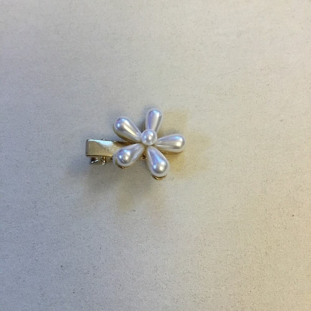 Elegant Pearl Flower Gold Hair Clip – Small Alligator Design - Picture 5 of 6